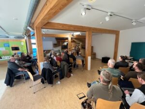 Blick in voll besetzten Vortragsraum NZNB / biwena, Holzbau ist sichtbar